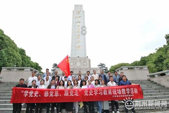 希拉里老牛吃嫩草,和小李子年龄差30岁,奥斯卡影帝3天赚1800万!
