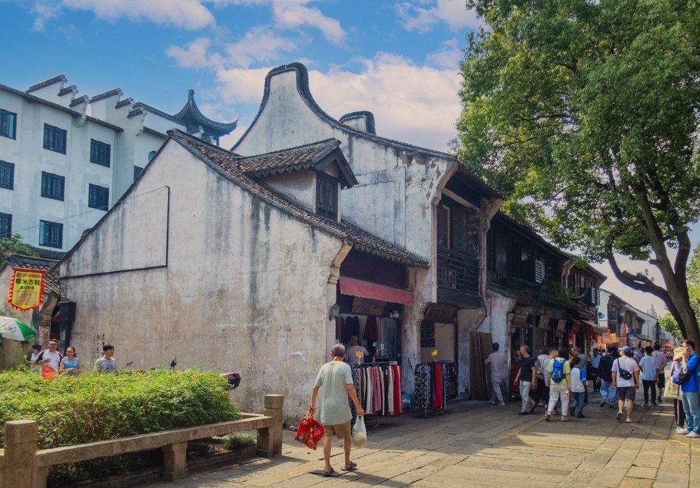 为什么女生说放假要回家去，男生就要她查天气预报，说想请几天假去她家乡那边玩？游戏画面