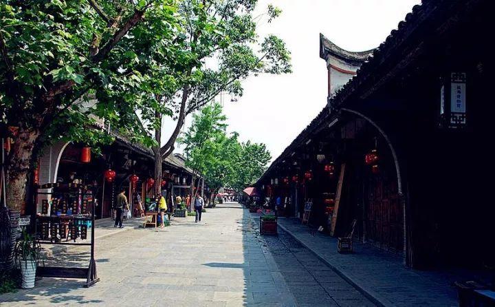 鲜活土特产 吸引八方客